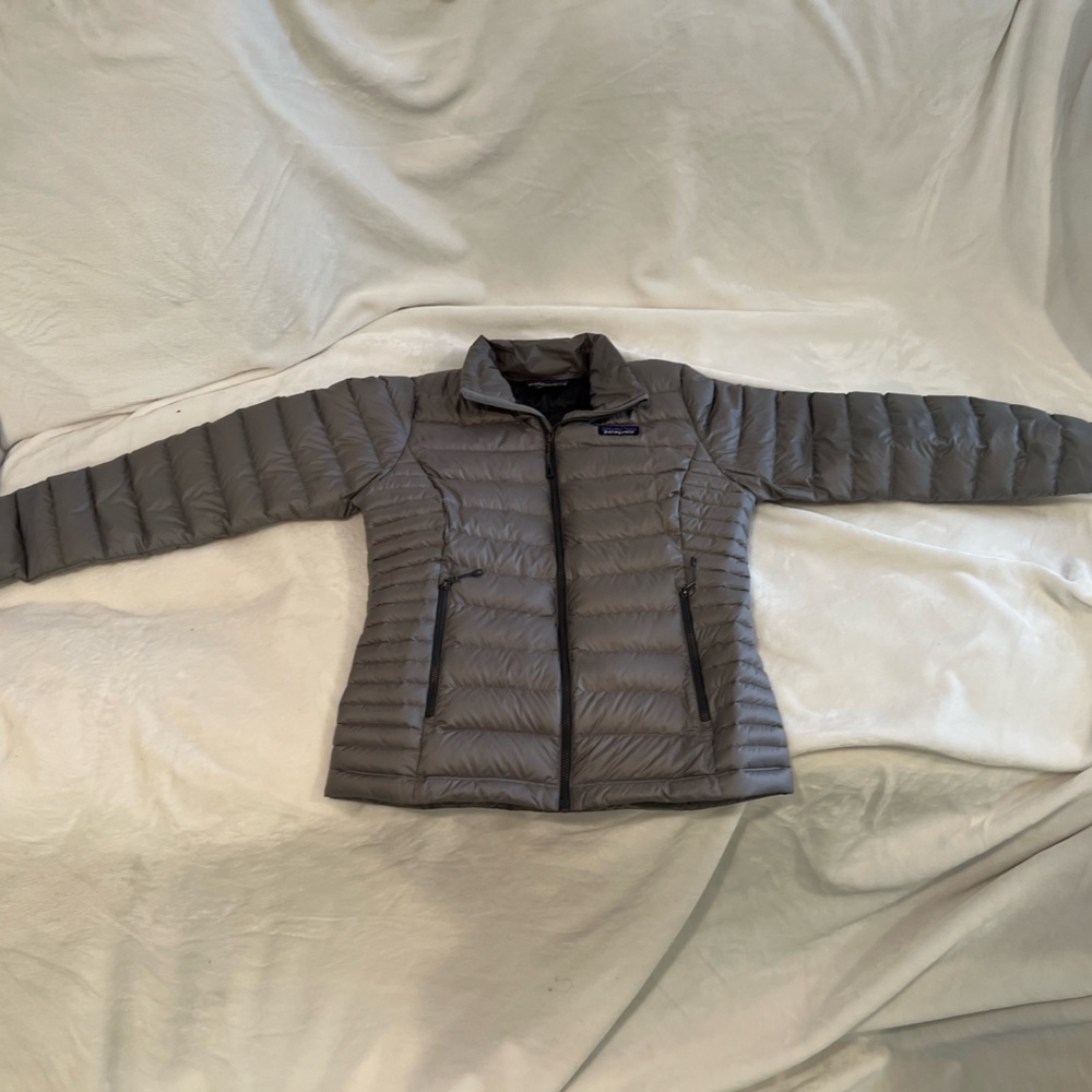 Women’s size small Patagonia coat- drifter grey. Perfect condition!